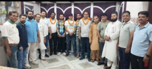 नजीबाबाद। अखिल भारतीय पत्रकार सुरक्षा समिति नगर इकाई नजीबाबाद की बैठक में आए दिन हो रहे पत्रकारों के उत्पीड़न को लेकर चर्चा हुई और प्रदेश में पत्रकार सुरक्षा कानून लागू करने की मांग की गई। बैठक में नए सदस्यों को संगठन की सदस्यता भी दिलाई गई। जिला अध्यक्ष हाशिम अहमद की उपस्थिति में नगर अध्यक्ष नौशाद सैफी ने नए सदस्यों का संगठन में स्वागत किया और सभी से संगठन हित में कार्य करने तथा संगठन को मजबूत करने की बात कही। नगर के मौहल्ला हवेली तला जाब्ता गंज निवासी अखिल भारतीय पत्रकार सुरक्षा समिति नगर इकाई नजीबाबाद के नगर अध्यक्ष नौशाद सैफी के निवास स्थान पर एक बैठक का आयोजन किया गया, बैठक में बोलते हुए संगठन के जिला अध्यक्ष हाशिम अहमद ने कहा कि संगठन देश के कई राज्यों में पत्रकारों के हित और उनके उत्पीड़न को लेकर कार्य कर रहा है, संगठन का मिशन महाराष्ट्र और छत्तीसगढ़ की तरह उत्तरप्रदेश सहित अन्य राज्यो में भी पत्रकार सुरक्षा कानून लागू कराना है, नगर अध्यक्ष नौशाद सैफी ने कहा कि पत्रकारों के उत्पीड़न के मामले आए दिन सामने आ रहे है, इसके लिए सरकार को जल्द से जल्द कानून लागू करना चाहिए, नगर महामंत्री मयंक कश्यप ने कहा कि पत्रकार समाज का आइना है जो समाज के दबे कुचले पीड़ितों की आवाज को उठाकर शासन प्रशासन तक पहुंचाता है, इनके अलावा वरिष्ठ पत्रकार मरगूब हुसैन नासिर, अल्ताफ रजा, डॉक्टर वसीम बारी, आफताब आलम, नसीम उस्मानी, शाही अराफात सैफी, सुहैल राजू, रिहान अंसारी, गुलजार शेख, अब्दुल रऊफ आदि ने भी अपने अपने विचार रखे, वही नगर निवासी पत्रकार शमीम सिद्दीकी, मिथुन भारती, मौ.शाहनवाज, संतराम शर्मा, जुनैद अंसारी को जिला अध्यक्ष हाशिम अहमद और नगर अध्यक्ष नौशाद सैफी ने संगठन की सदस्यता दिलाई और सभी पदाधिकारियों ने उनका फूल मालाओं से स्वागत किया, नए सदस्यों ने भी संगठन के लिए निष्ठापूर्वक कार्य करने की बात कही। जिला अध्यक्ष हाशिम अहमद की अध्यक्षता और अल्ताफ रजा के संचालन में आयोजित बैठक में मरगूब हुसैन नासिर, अल्ताफ रजा, डॉक्टर वसीम बारी, आफताब आलम, नसीम उस्मानी, शाही अराफात सैफी, सुहैल राजू, रिहान अंसारी, गुलजार शेख, अब्दुल रऊफ आदि मौजूद रहे।